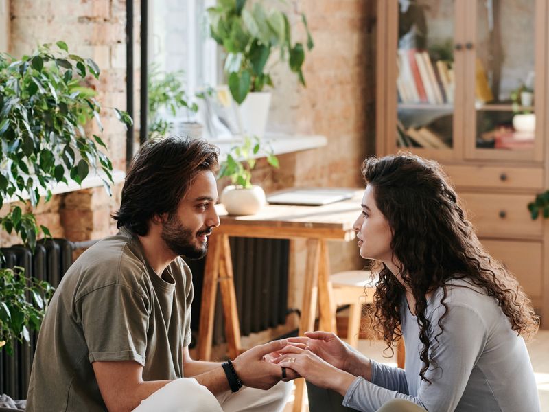 Pareja conversando de forma íntima en casa