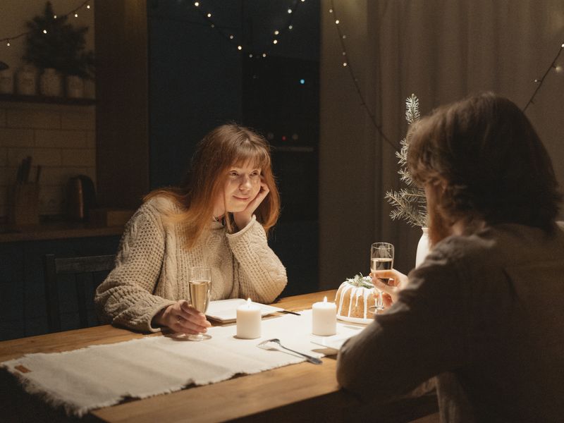 Cena romántica a la luz de las velas