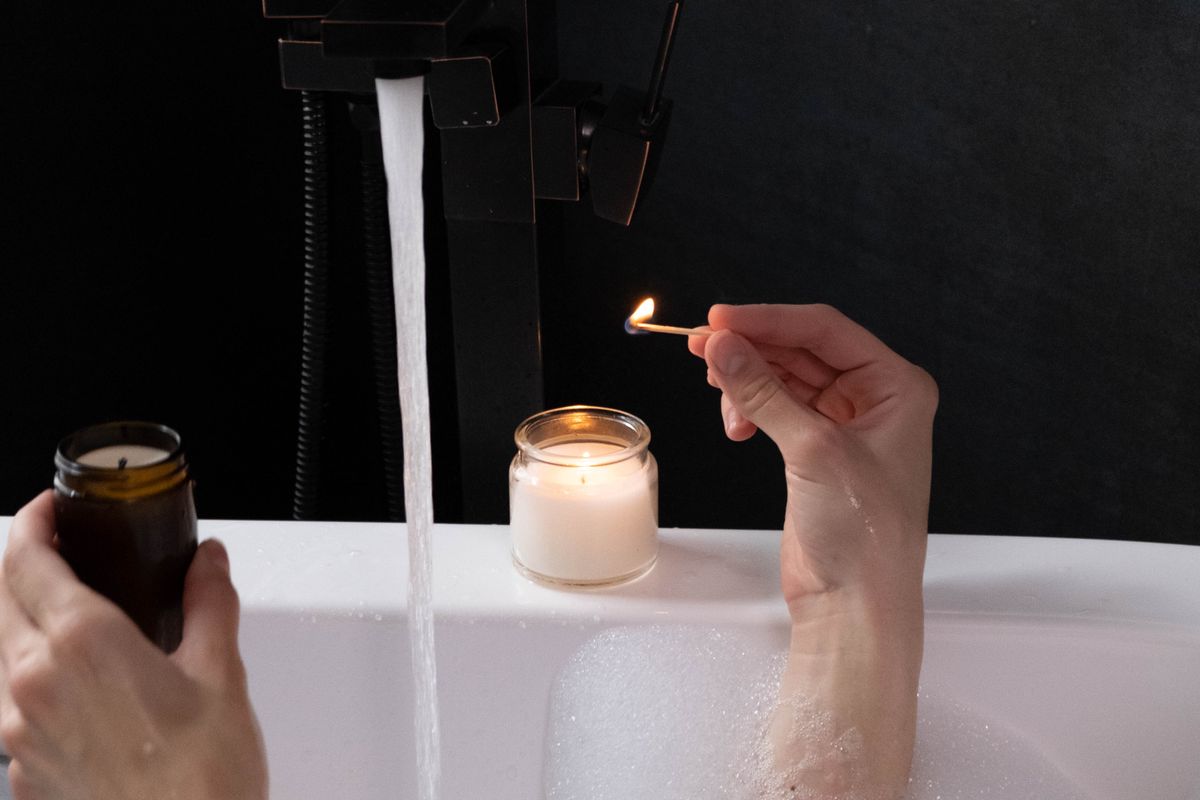 Baño relajante con velas encendidas